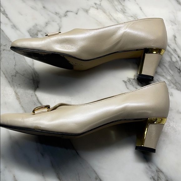 Sz 8.5 Magdesians 2” heel with gold buckle & trim - Picture 3 of 5